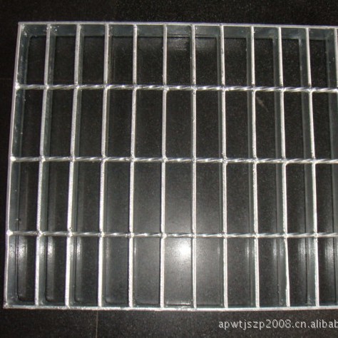 供应G325/40/50的Q235材质齿形防滑钢格板、踏步格栅板热镀锌处理