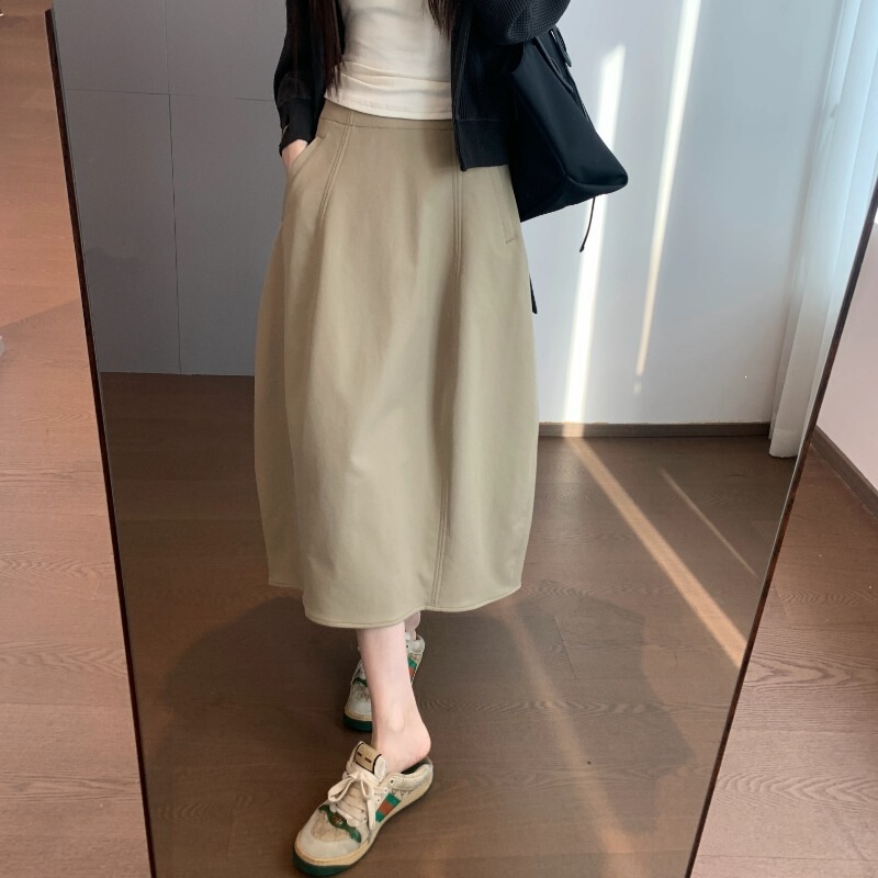 Simple and practical for commuting, this A-line midi skirt features a split hem, a flowing silhouette, and a slightly loose fit. It's a perfect autumn choice, H090805 Simple and practical for commuting, this A-line midi skirt features a split hem, a flowing silhouette, and a slightly loose fit. It's a perfect autumn choice, H090805