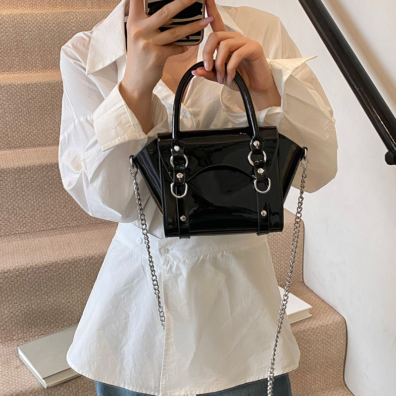 Bolsa de hombro de tendencia coreana para nichos de nicho punk europeo y americano bolsas de mano de cuero lacado de color sólido bolsas de cadena mini para niños