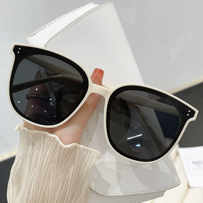 Sunglasses unisex cat-eye frame, oversized fashion, black and white color options, 26 g