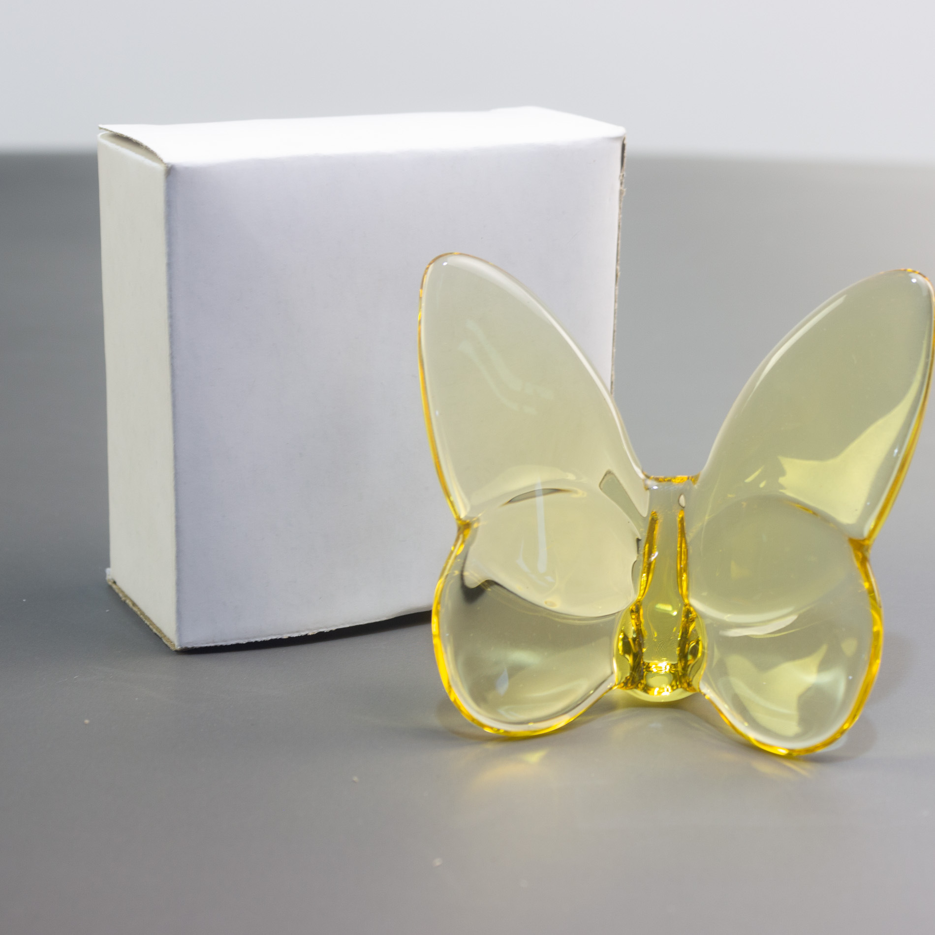 광택있는 노란 나비