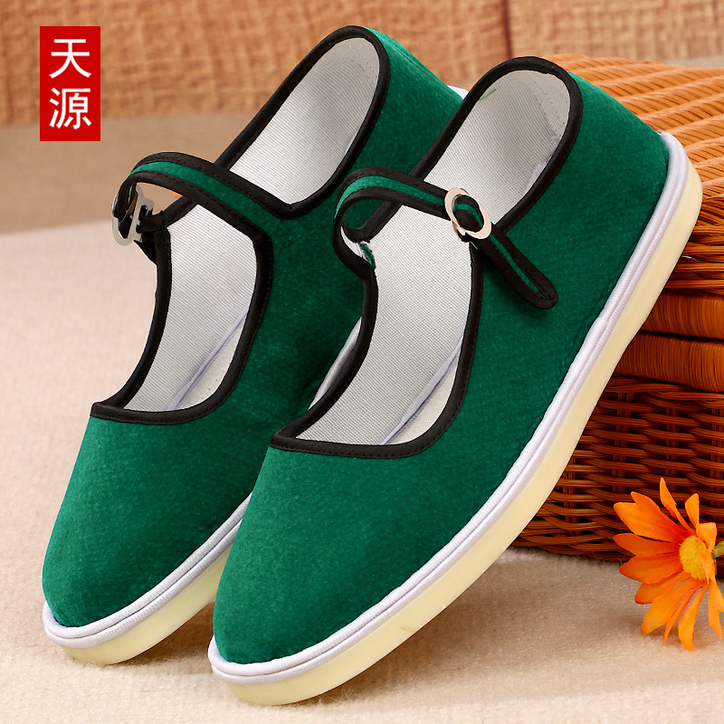 Primavera y verano hechos a mano botones de tendón de vaca zapatos de tela de damas viejos zapatos de tela de Beijing de mediana edad zapatos de flor de cordón tipo hebilla