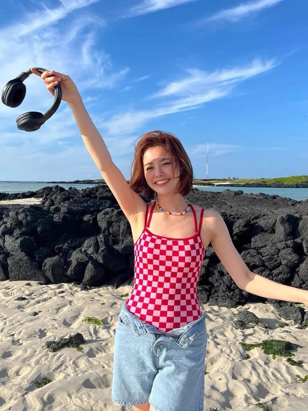 Trajes de baño para mujeres 2024 nuevo estilo de primavera de agua caliente para mujeres puro deseo de viento conservador sexy pechos pequeños unidos retro correa de cuadrillas rojas