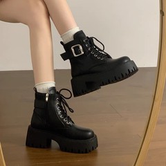 レトロ多用途甘くてクールな厚底マーティンブーツ女性のための 2025 冬の新しい英国スタイルのファッションビッグトゥショートブーツマーティンブーツ