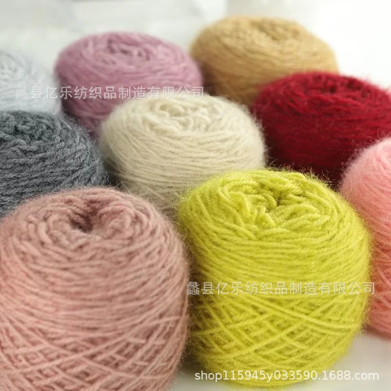 新款钩织玩偶帽子围巾手工钩针编织加丝松鼠绒纱毛线衣厂家批发