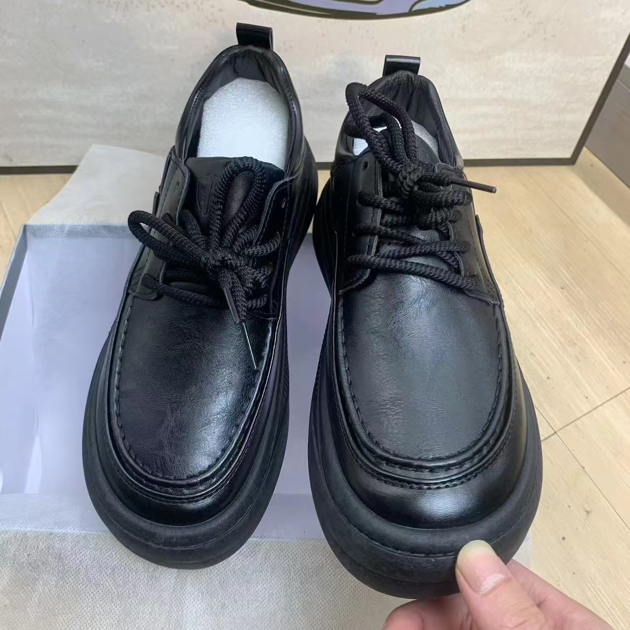 2024 nuevos zapatos de tablero de ocio empresarial para hombres moda de cabeza redonda Reino Unido con zapatos de cuero de suela blanda transpirables explosivos transfronterizos