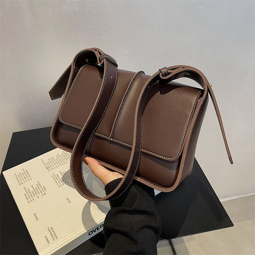 The trendy small handbags for women, popular on Instagram, niche  new fashion winter shoulder bag, celebrity-style small square bag