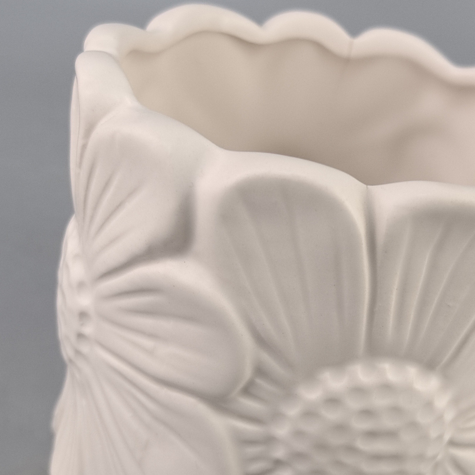 Cerámica blanca pura flor en relieve jarrón de flores de alto nivel de arte francés inswind ornamentos creativos jarrón de flores transfronterizos