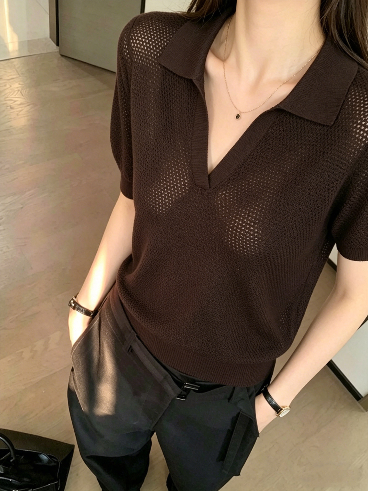 Áo thun nữ cổ V rỗng dệt kim ngắn tay chất liệu lụa băng phong cách Polo — Màu cà phê đậm chi tiết 2