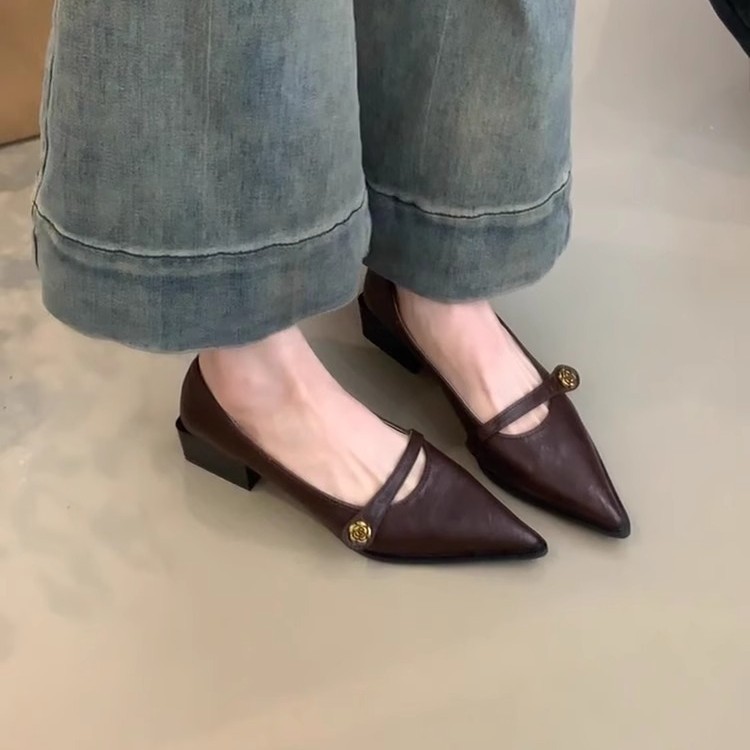Versión de piel de oveja ~ Zapatos retro de tacón alto de boca baja para mujer Camellia hebilla de una palabra zapatos de tacón grueso zapatos de Mary Jane de temperamento puntiagudo