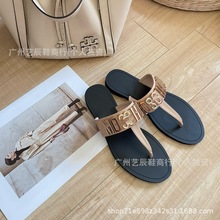 M 金属字母扣夹脚人字凉鞋2025年皮面mc夹指情侣大码外贸凉拖鞋女
