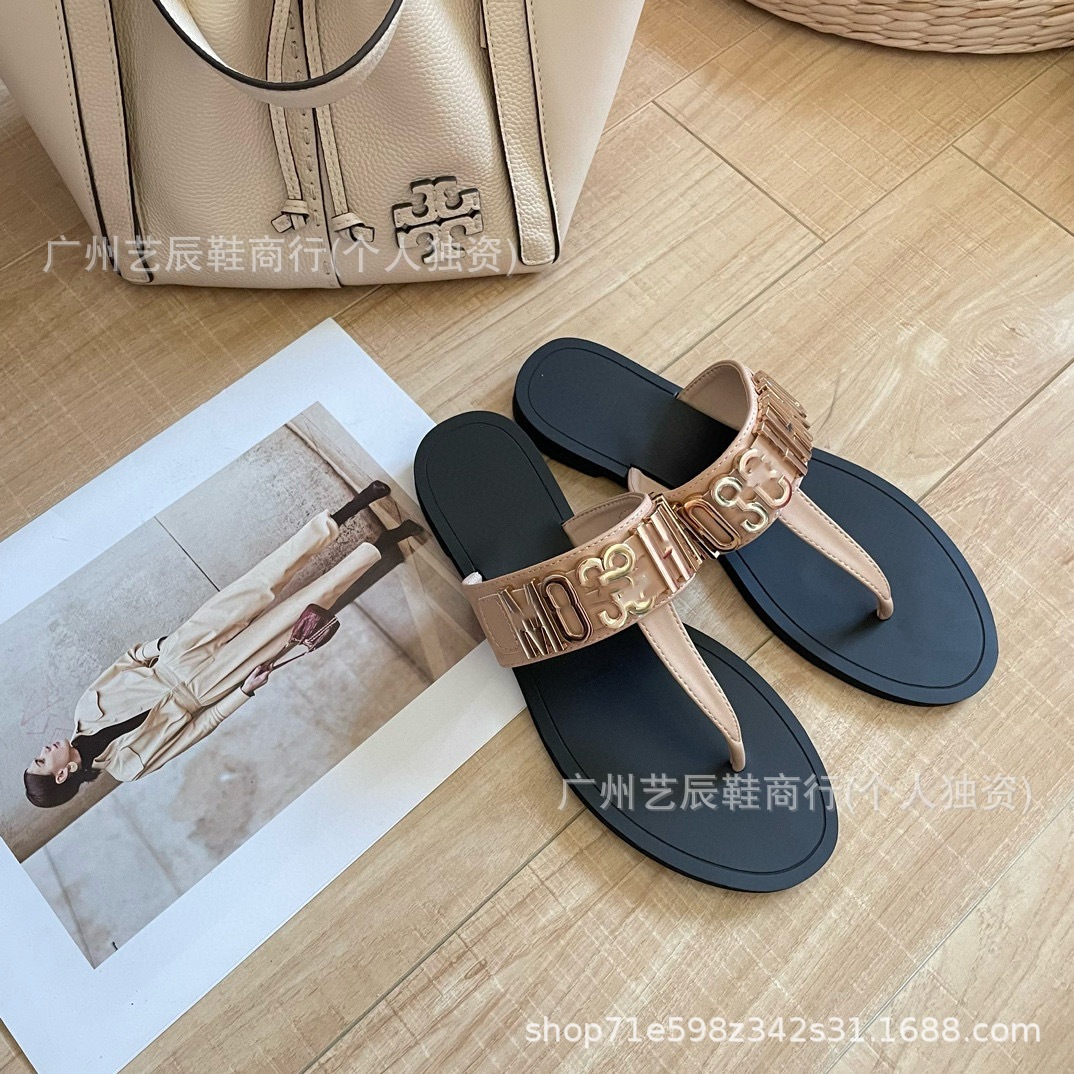 M 金属字母扣夹脚人字凉鞋2025年皮面mc夹指情侣大码外贸凉拖鞋女