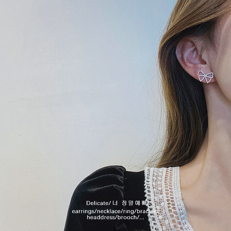 Small fresh cute earrings with bow from pearl