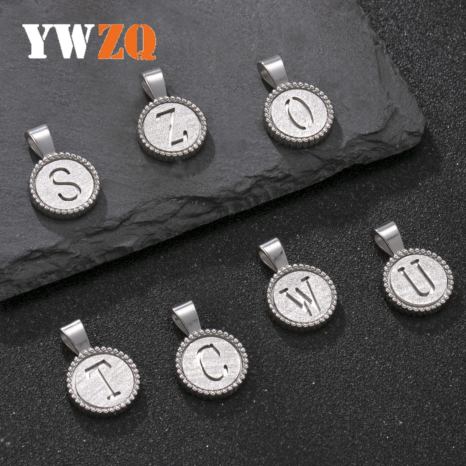 Colgante único Joyas de acero de titanio transfronterizas Marca redonda 26 letras inglesas Accesorios para collares Moda Joyería de acero inoxidable salvaje