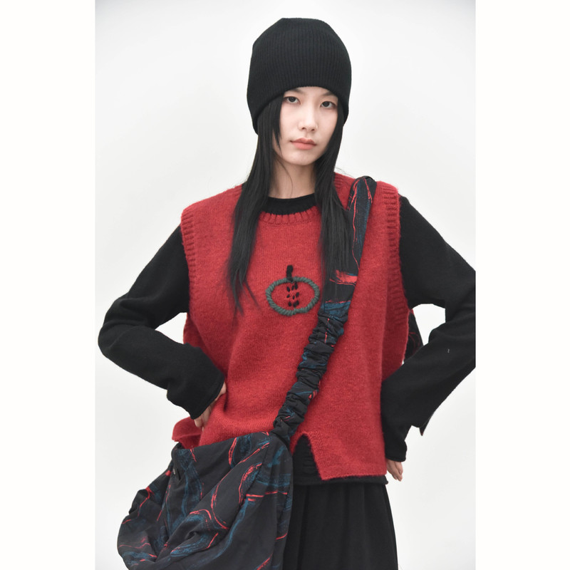 [There Is Also a Mountain] Christmas Style Contrasting Neckline Apple Jacquard Small Slit Autumn and Winter Knitted Vest 6728