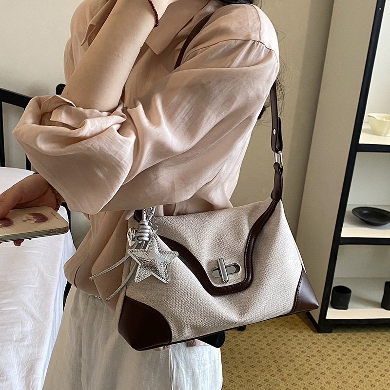 Bolso de moda de color contraste para mujeres 2026 nuevo estilo de viaje diario sensación de bolso de brazo de hombro universal para salir bolso pequeño