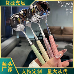 410 ステンレス鋼スプーンプラスチックハンドルスプーン高価値ホームダイニングスプーン食事スプーンかわいいミキシングスプーン