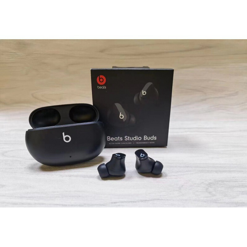 Beats Studio Budsトップには、ワイヤレスbluetoothイヤホンの耳に入るイヤホンが搭載されています|undefined