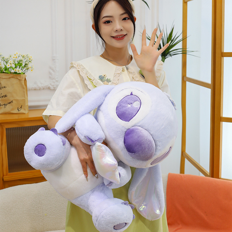 起爆星はスティッチのぬいぐるみを抱いて星のスティッチのぬいぐるみを抱いて家の車に飾って飾っています。|undefined