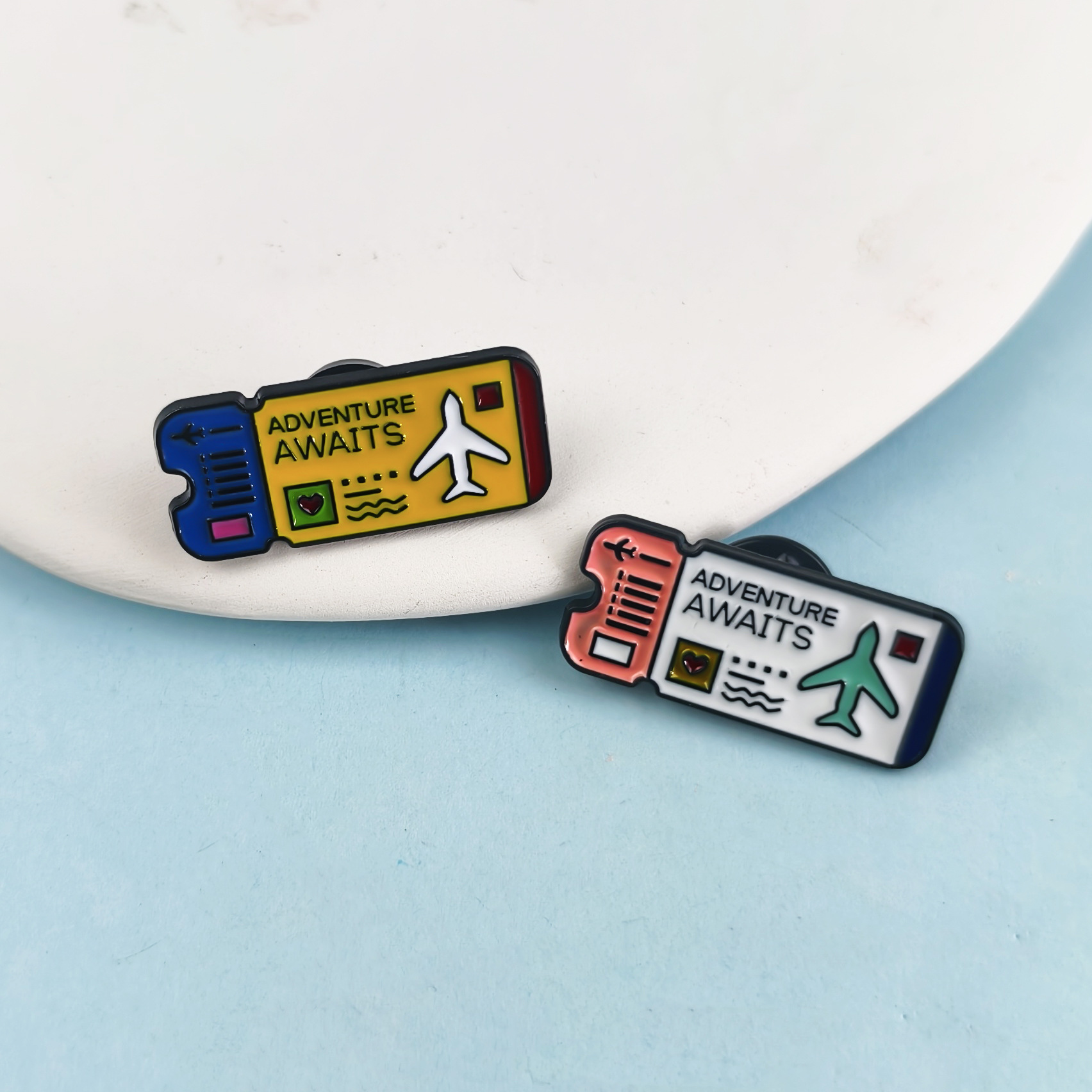 Boleto aéreo de dibujos animados transfronterizos broche de aleación para crear personalidad accesorios de letras creativas mochila insignia joyería punto