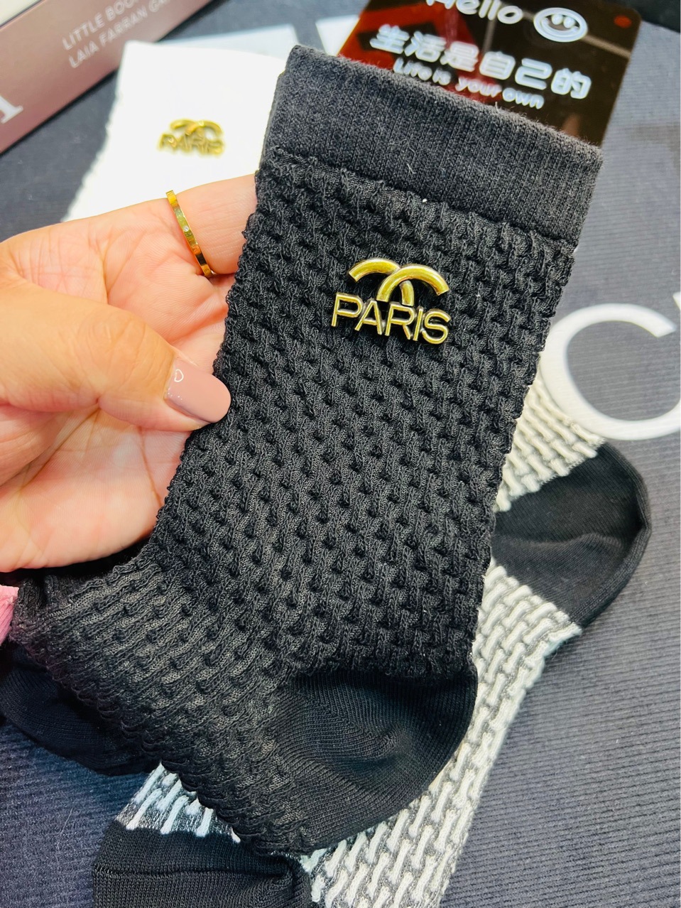 Primavera y verano nuevos calcetines Calcetines de moda personalizados de estilo europeo de las mujeres burbuja círculo metal estándar ins estilo casual mediados de la pantorrilla calcetines al por mayor