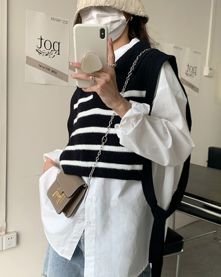 2022早秋新款韓版氣質黑白條紋針織披肩設計外搭疊穿短款坎肩女