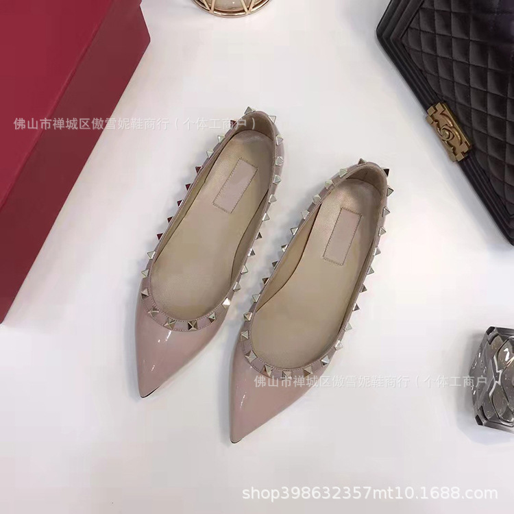 누드 그레이 페이턴트 가죽