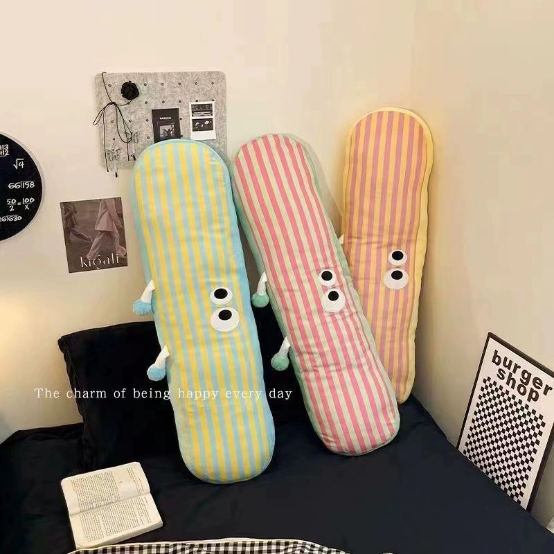 Симпатичная длинная подушка на кровати с ножками для сна