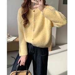 モチモチとしたミルクの黄色の優しい甘い風はミンクのベルベットのニットのカーディガンの女性の大衆のデザインの美しいボタンのセーターをまねます。