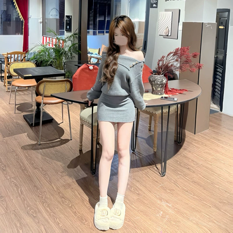 Облегающее трикотажное платье с открытыми плечами и пуговицами во французском стиле, похожее на те, которые носят блогеры в социальных сетях.