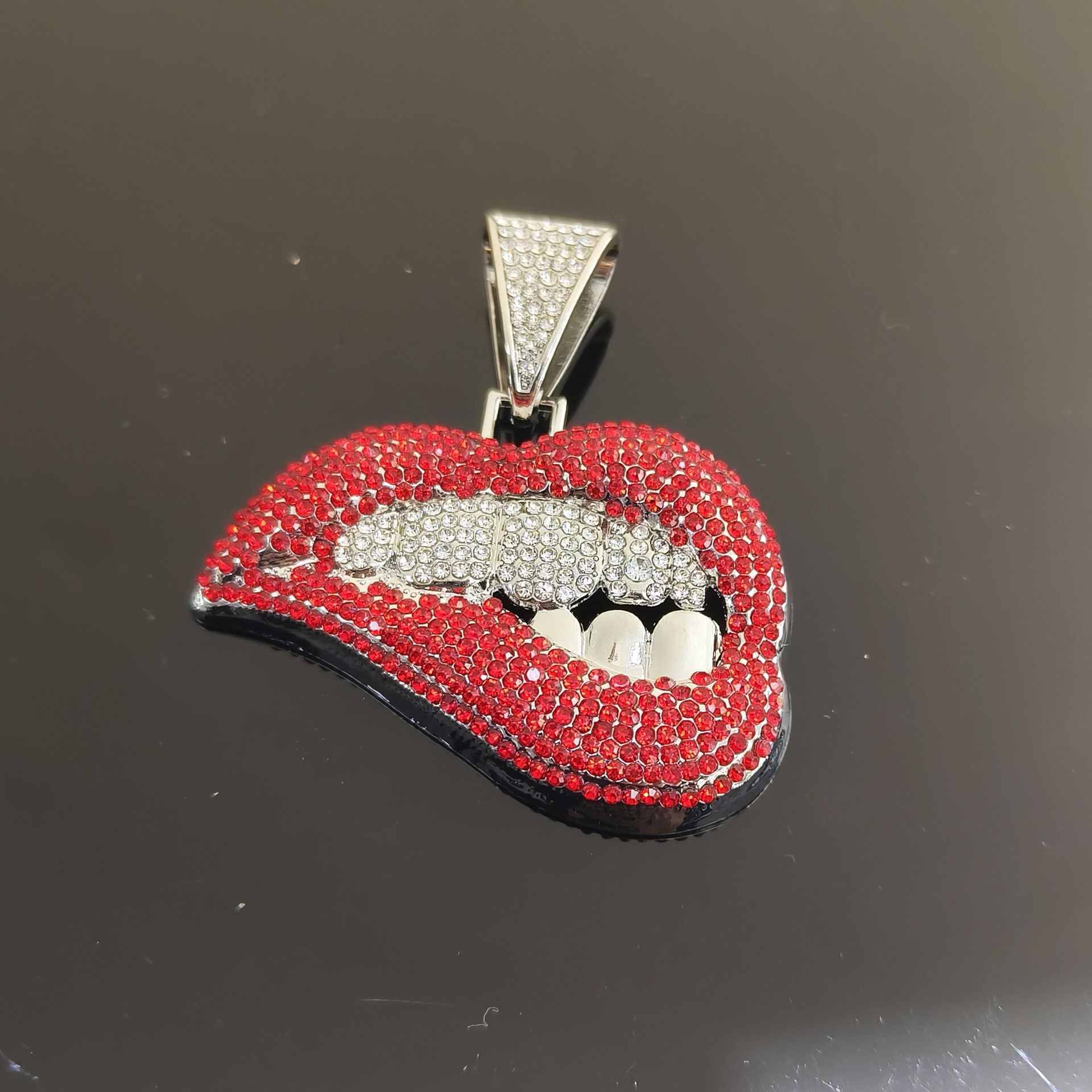 Personalidad hip hop diamantes de color sexy mordida labios moda creativa colgante hip hop cubano accesorios de cadena collar para hombres