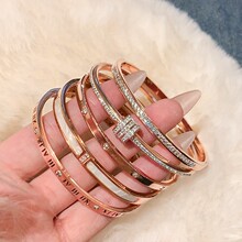 õ������C���bŮ�߼��� ������u����ɫ�����C �|��ͬ���֭h