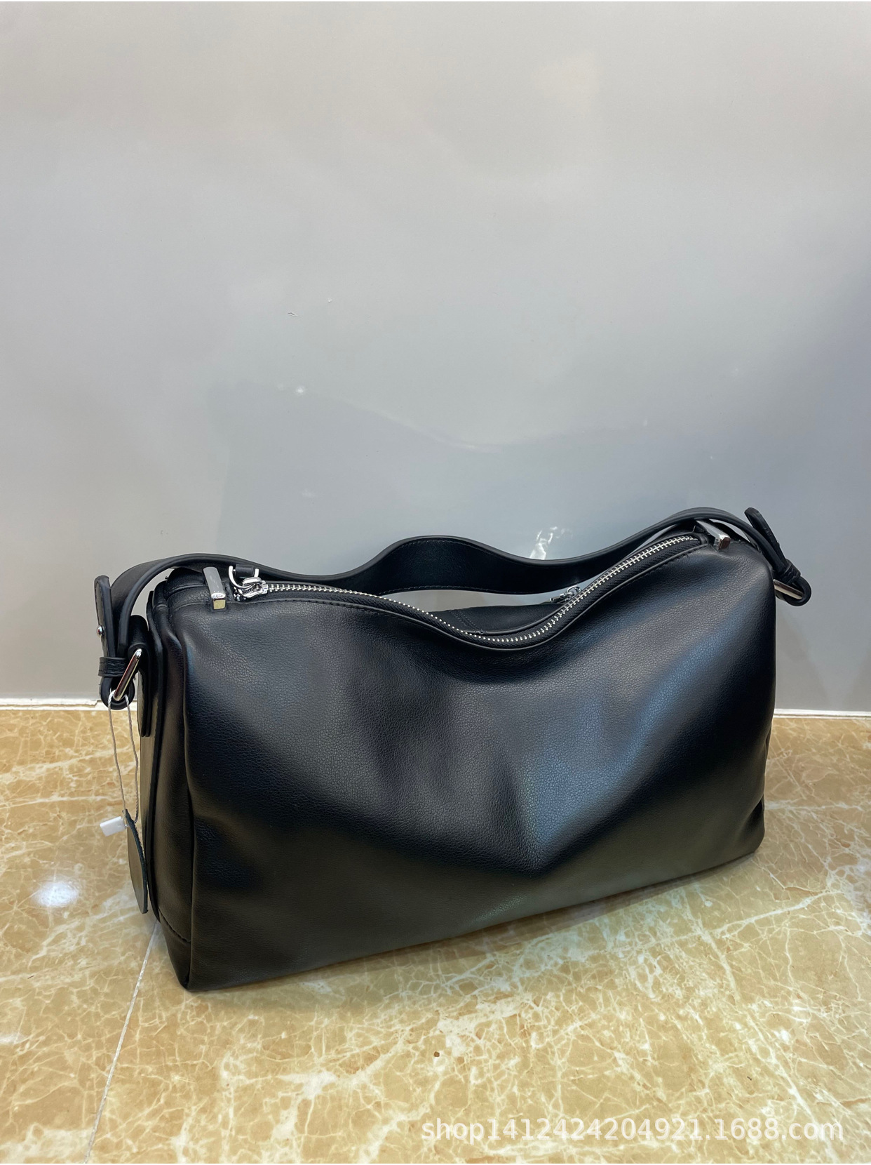 El nuevo nicho de alto nivel lleva un bolso de cuero de vaca real en un hombro, bolso de axila de mujer explosiva, bolso de almohada ligero y lujoso.