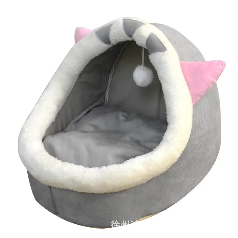 회색 짧은 고양이 귀