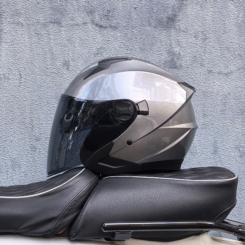 Honda gris con té negro