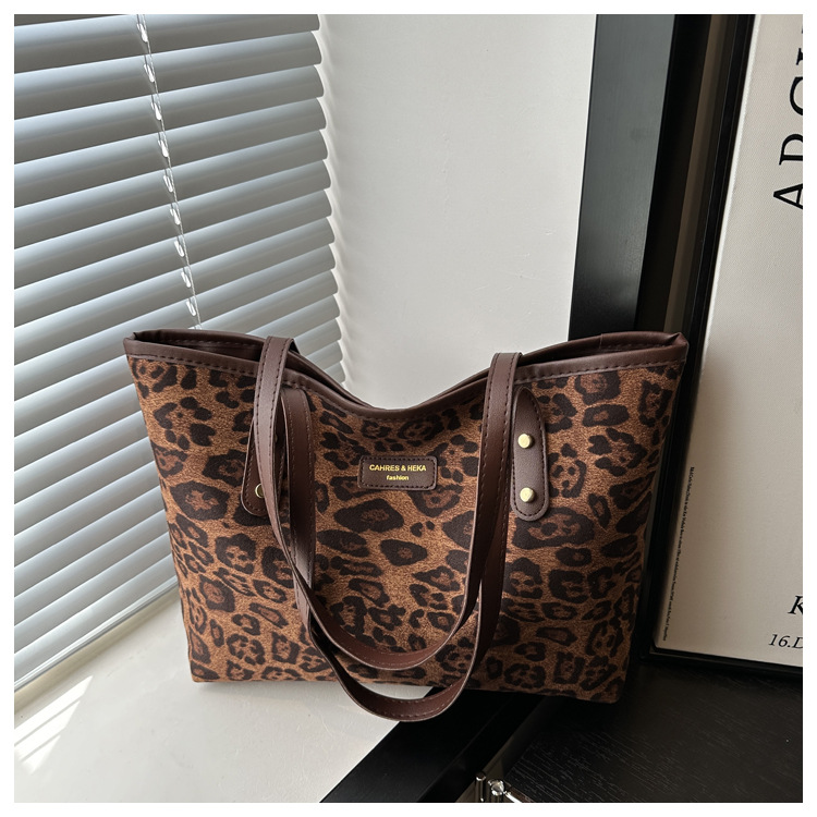 This is a new 2024 trendy and stylish large-capacity handbag for women. It is a fashionable and stylish single-shoulder tote bag for autumn and winter undefined