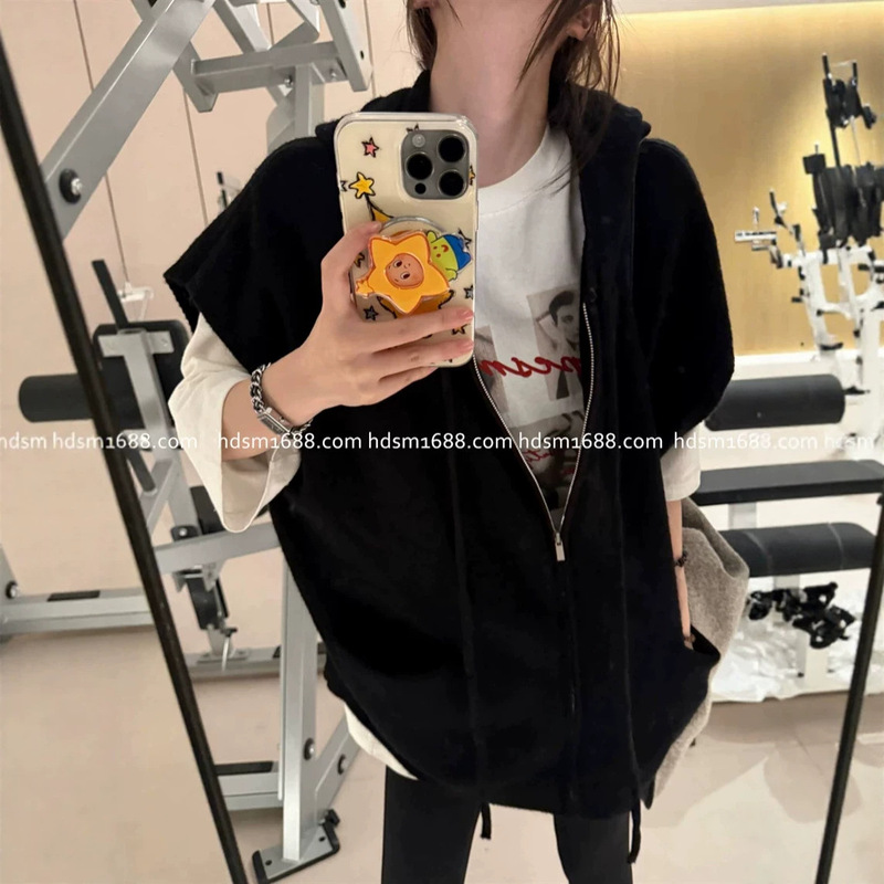 “Lazy and cool” style: soft, comfortable, and loose-fitting, with dropped shoulders, double pockets, and a hooded, zip-up knit vest