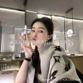对字母/芯片淡奶圆领双面黑灰保暖羊绒围巾披肩女士长款百搭围脖