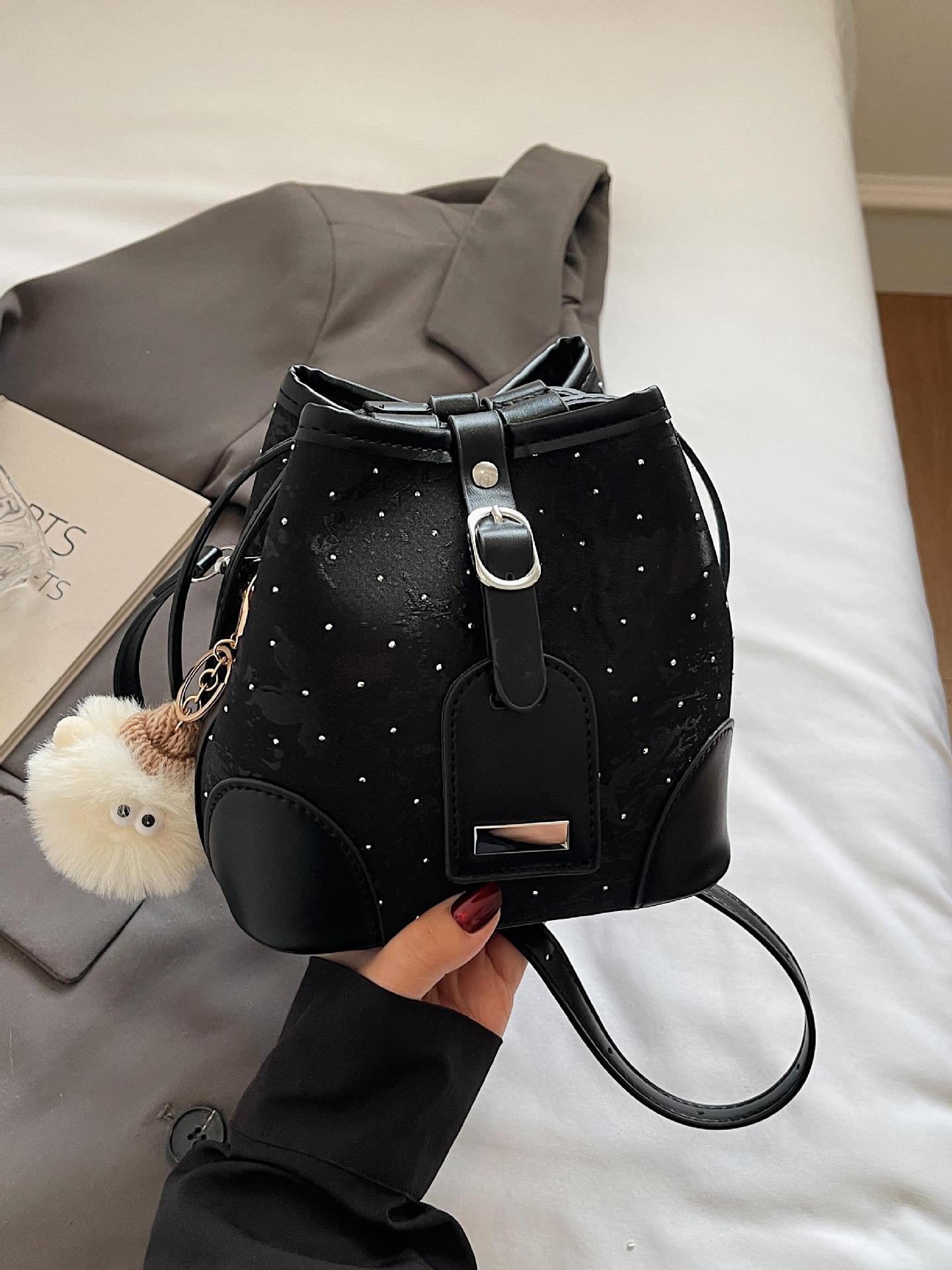 Bolsa de cubo para mujeres 2025 nueva moda super caliente nicho bolso de hombro diseño universal bolso de textura de alta calidad bolso de mochila