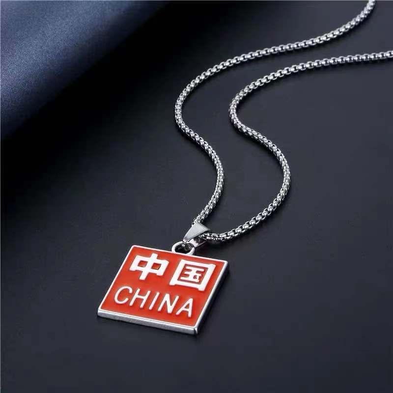 Collar de hombre hip hop chino rojo chino carácter tarjeta colgante personalidad suéter cadena pareja collar accesorios al por mayor