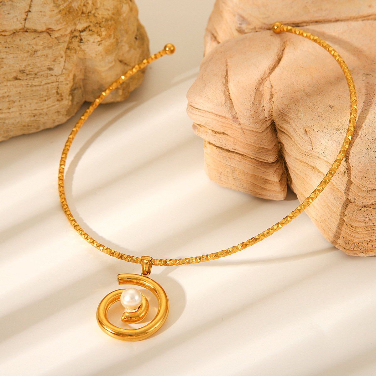 Transfronterizos exclusivos para elegantes 18K oro de acero inoxidable abierto collar de rosca de viento colgante de perlas brazalete para mujeres