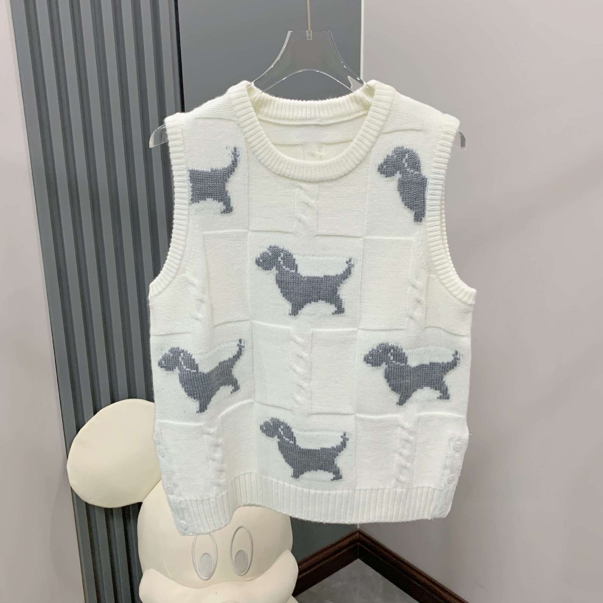 Autumn demi-season retro woolen sweater with a round collar
