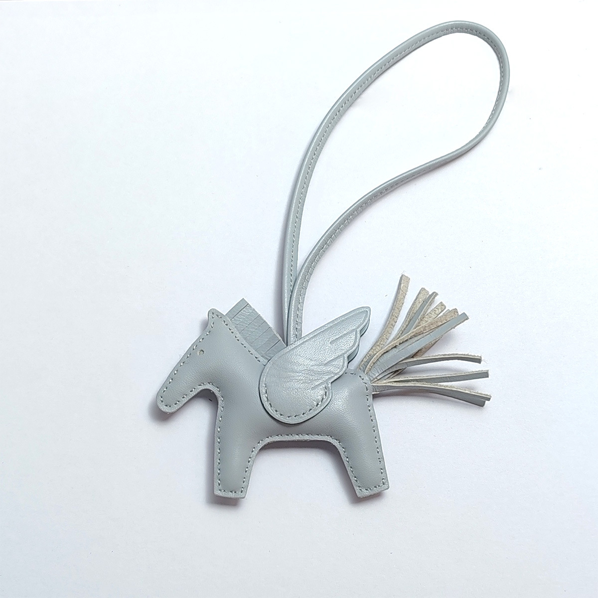 Cute Angel Little Pegasus Colgante Pit Edition H Home Colgante de bolso de caballo cosido a mano Colgante de cuero de oveja Llavero Colgante