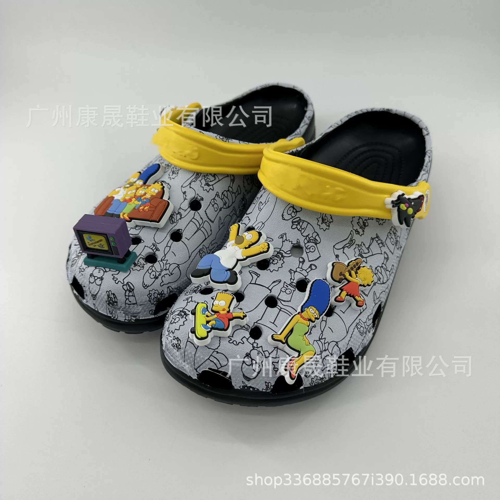 Новые сандалии и тапочки Crocs совместного бренда The Simpsons из материала EVA.