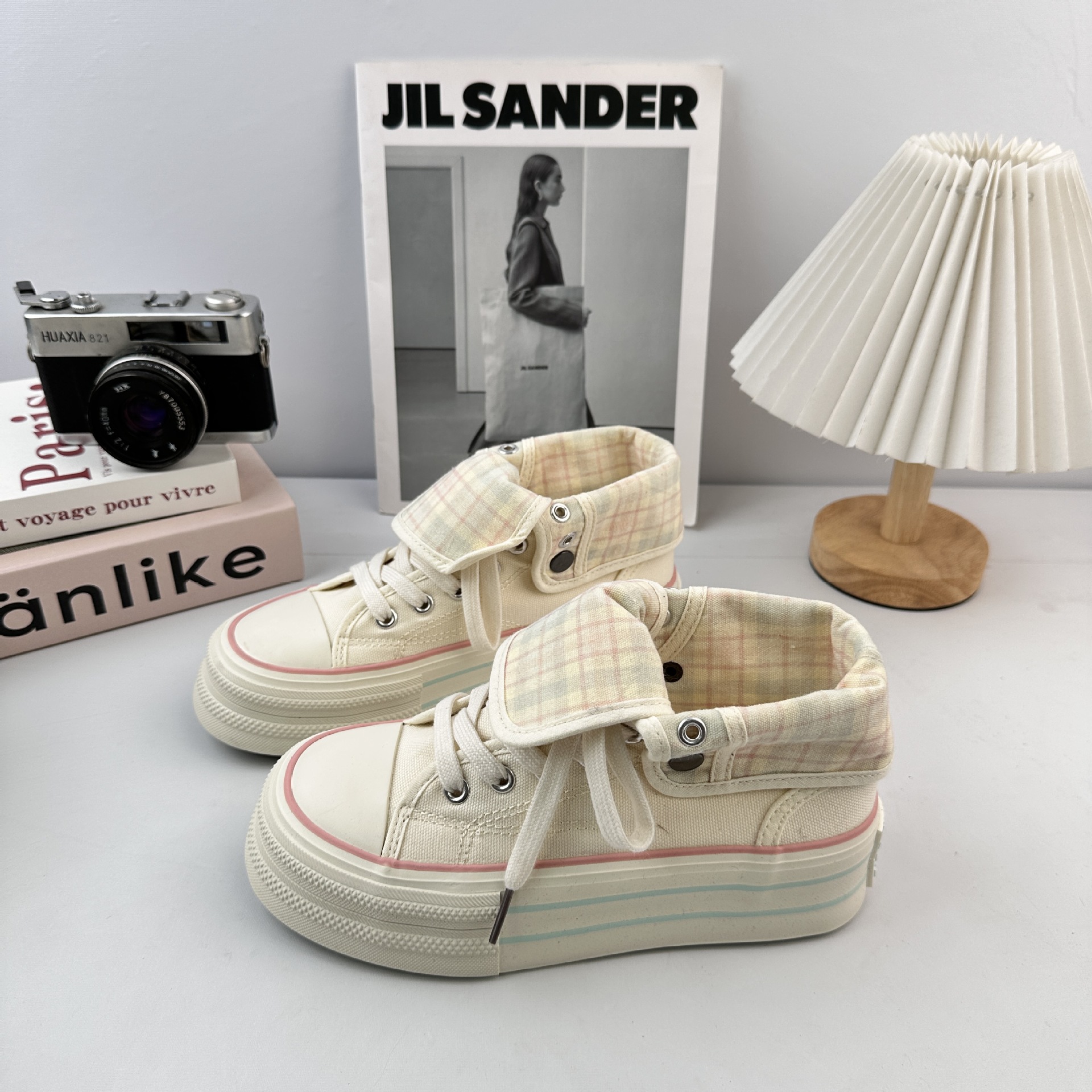 Yuanbo dos zapatos de lona de altura alta para mujeres 2025 otoño nuevo estilo retro blanco de altura de nicho zapatos casuales