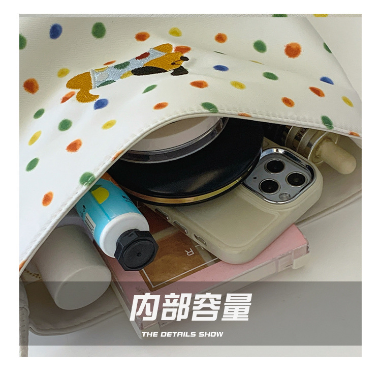 This year, polka dot canvas bags are in vogue for women's autumn and winter 2024. The new versatile commuter single-shoulder crossbody bag is in vogue undefined