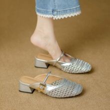 ���^��ʽС�߸�����Ů�⴩һ�֎����e�r��С���U�հ��^��Ь