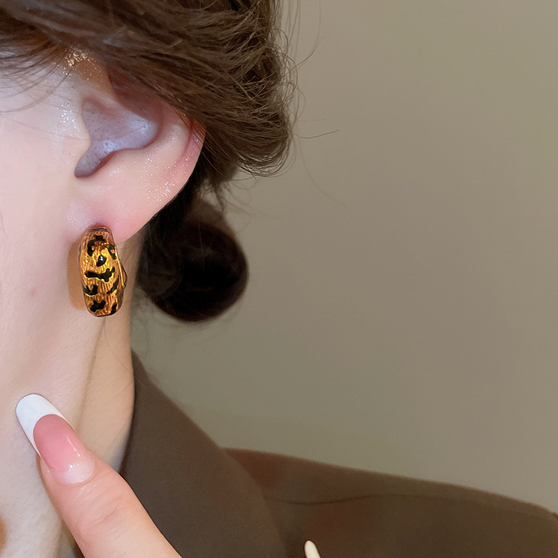 Boucles d'oreilles à clous géométriques à imprimé léopard en or véritable plaqué or haut de gamme, boucles d'oreilles rétro, boucles d'oreilles à la mode et au tempérament_voghion.com