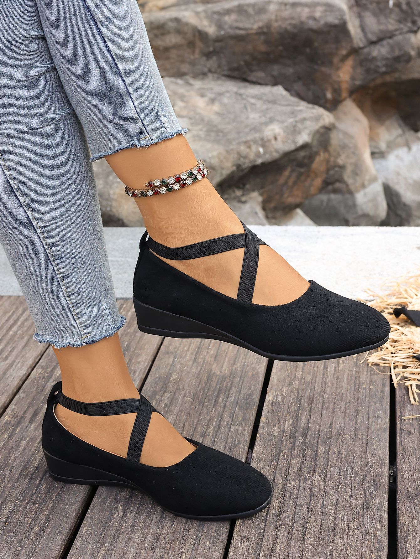 Damloafers med kilklack i mocka med remar fina damskor_voghion.com