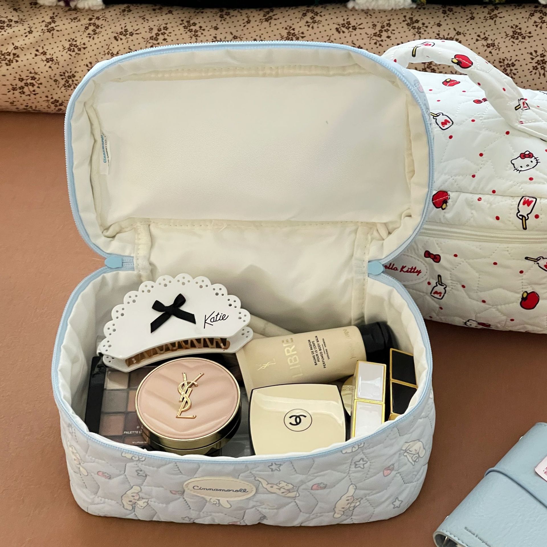 Bagos de maquillaje portátiles de gran capacidad, nubes HelloKitty, bolsas de lavado, bolsas de almacenamiento de viaje de alta belleza para jóvenes